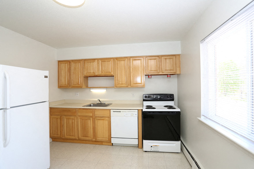Summerhill Apartments is a similar property to Woodbury Apartments located in Middletown